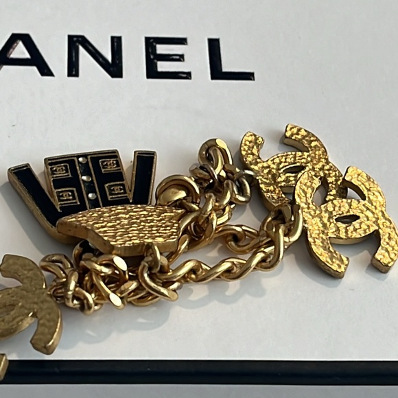 CHANEL VINTAGE CHARM BRACELET - Picture 6 of 9